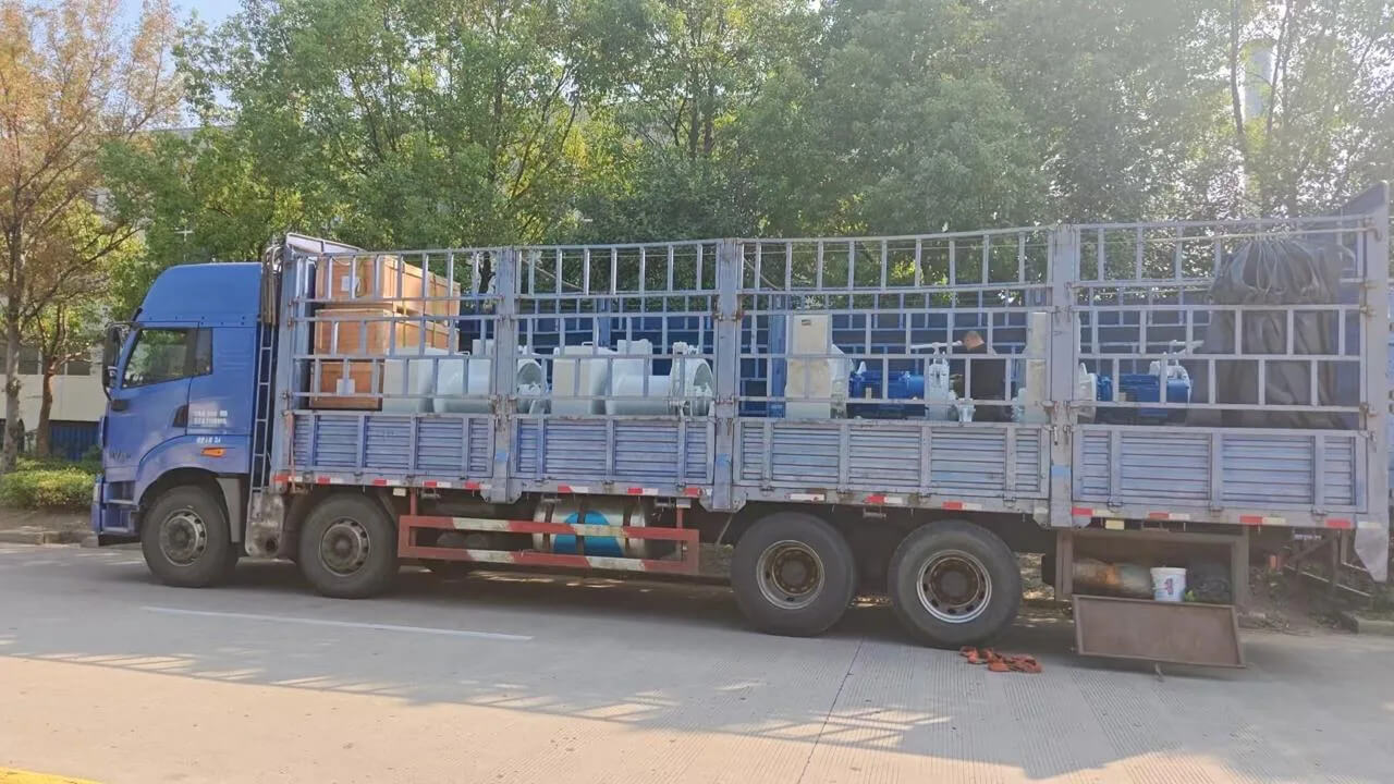 Тягач с негабаритным грузом на дороге